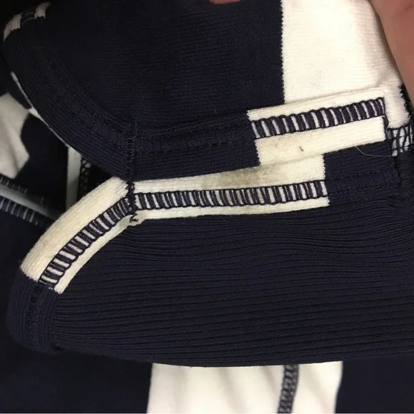 EUC LULULEMON Run Switchback Long Sleeve Navy White Stripe Shirt Size 4 - Picture 11 of 11